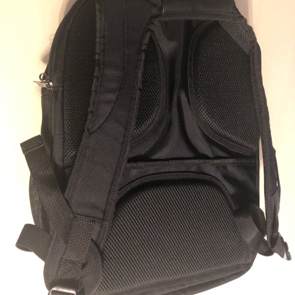 Targus Backpack with Laptop Section & Several Storage Sections (Great Condition) - Picture 3 of 10